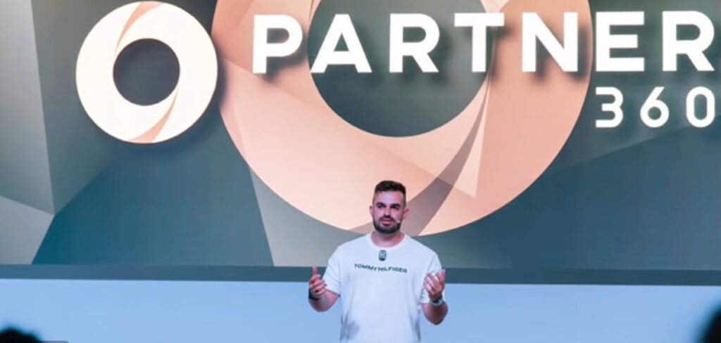 Fabio Serna en una conferencia de Partner 360
